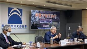 前立委林郁方（中）表示，兩國先天條件不一樣，拿阿富汗類比台灣是「不恰當的！」（記者：簡浩正攝影）