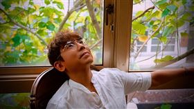 郭蘅祈睽違24年新單曲〈愛在黎明破曉時〉讓兩大金曲天后萬芳、阿爆獻出「第一次」。（圖／祈菩行 提供）