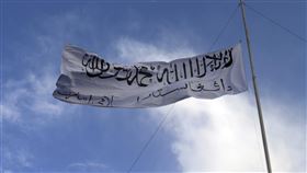 塔利班政權建立的「阿富汗伊斯蘭共和國」國旗飄揚。（圖／美聯社／達志影像）