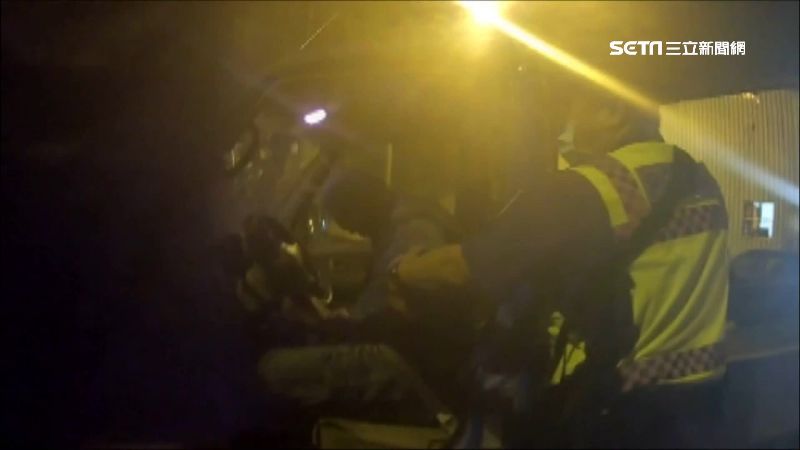 駕駛昏迷橫躺車內　警急開門救回一命