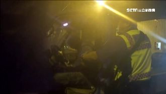駕駛昏迷橫躺車內　警急開門救回一命