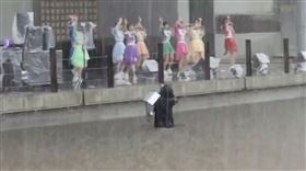 女團表演時台下淹成小湖，卻驚見一名網友堅守台下持續拍攝。(圖／翻攝自　konyafes2017推特）