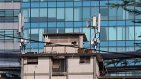 嘉隆街22號屋頂美國1975年出動直升機在嘉隆街22號載送美方人員與越南在地協力者的畫面成為越戰末期經典一幕。當年那棟大樓至今仍矗立在胡志明市，但路名已被改為李自重街。中央社記者陳家倫胡志明市攝  110年8月16日