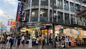 新北5確診者跑遍花蓮多店家花蓮縣衛生局16日公布來自新北市5個染疫個案，8月2日至10日開車來花蓮玩，足跡遍及新城、東大門夜市、鯉魚潭、公正包子等，已通知環保局前往清消。圖為公正包子排隊人龍。中央社記者李先鳳攝　110年8月16日