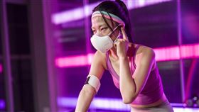 LG PuriCare口罩型空氣清淨機第二代，搭載全自動智慧風扇（圖／品牌提供）
