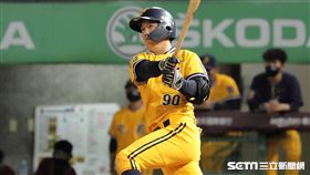 ▲中信兄弟游擊手江坤宇敲出二壘安打。（圖／記者劉彥池攝影）