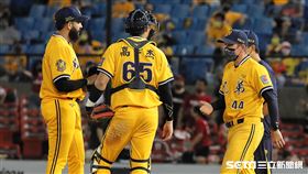 ▲中信兄弟投手教練佛斯特上場換下先發投手加百利。（圖／記者劉彥池攝影）