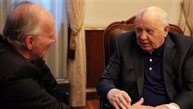 金馬影展片單公布　德國名導近身訪問戈巴契夫2019金馬國際影展29日公布片單，德國導演荷索執導的新紀錄片「戈巴契夫，幸會」入選，全片近身訪問曾握有重權的前蘇聯總理戈巴契夫（右）。（金馬執委會提供）中央社記者洪健倫傳真　108年8月29日