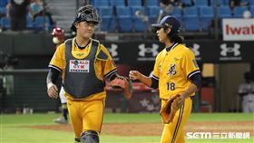 ▲中信兄弟捕手高宇杰、投手官大元。（圖／記者劉彥池攝影）