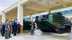 前AIT處長酈英傑參訪AAV7兩棲突擊車
翻攝自AIT臉書