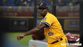 德保拉場邊熱身。（圖／記者劉彥池攝影）