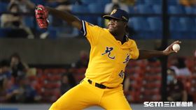 中信兄弟德保拉上場中繼。（圖／記者劉彥池攝影）