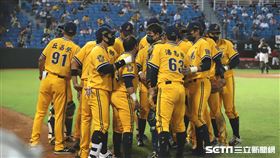 中信兄弟團隊圍圈加油。（圖／記者劉彥池攝影）