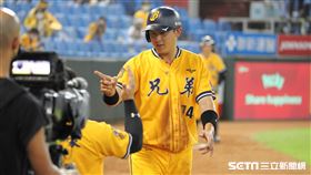 ▲中信兄弟一壘手許基宏4打數3安打。（圖／記者劉彥池攝影）