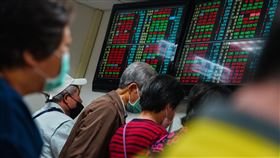 台股大漲　券商看盤人潮熱絡美股道瓊標普同登歷史新高點，台股6日大盤走勢強勁，券商看盤投資人相當熱絡。中央社記者王騰毅攝  110年4月6日
