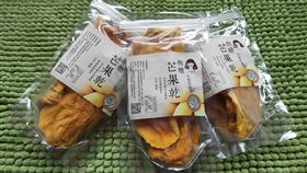 桃源金煌芒果乾熱銷　只等路通運下山高雄桃源區明霸克露橋遭沖斷，導致正值採收期的金煌芒果無法運出，因此烘成芒果乾上架「高雄首選電商平台」銷售，短短一週熱銷逾5000包，必須等路通才能出貨。（高雄市農業局提供）中央社記者蔡孟妤傳真  110年8月17日