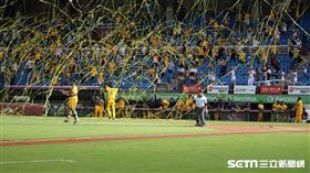  中信兄弟拋下封王黃色彩帶。（圖／記者劉彥池攝影)