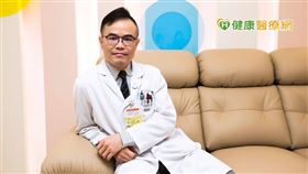 劉文雄醫師解釋，卵巢癌的形成與基因突變有關。透過基因檢測發現腫瘤帶有BRCA1或BRCA2基因突變，可接受口服標靶藥物PARP抑制劑治療，提高存活率。