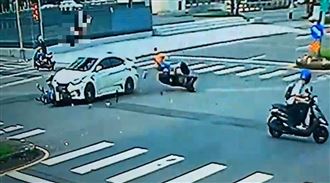 命大！騎士遭撞拋飛旋轉　驚悚瞬間曝