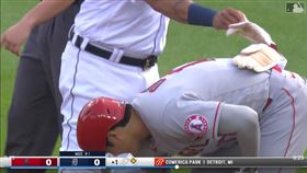 ▲卡布瑞拉（Miguel Cabrera）偷拿大谷翔平跑壘手套。（圖／翻攝自MLB推特）