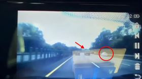 國道警車,紅斑馬,工程車,撞車,（圖／翻攝畫面）