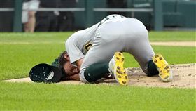 ▲運動家先發投手巴西特（Chris Bassitt）被強襲球擊中。（圖／美聯社／達志影像）