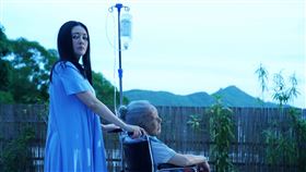 李麗珍回歸接演香港金像獎最佳導演陳果執導的鬼片新作《鬼同你住》。（圖／CATCHPLAY提供）