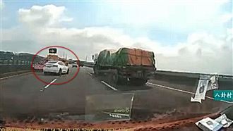 特斯拉國道驚悚神切　閃死神畫面曝光