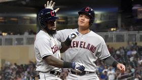 ▲張育成敲出二壘安打，靠著隊友2分砲得分。（圖／美聯社／達志影像）