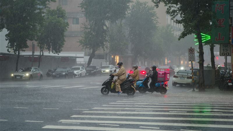 滯留鋒面襲雨彈開炸　4縣市大雨特報