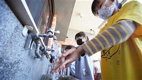 開學日　學生勤洗手防疫不鬆懈新北市新林國小22日開學，學生在校園除了戴上口罩，也以正確洗手步驟口訣勤洗手，防疫不鬆懈。中央社記者徐肇昌攝　110年2月22日