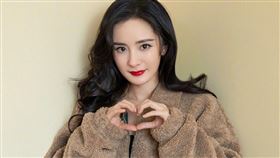 楊冪和閨蜜去冰淇淋店內用時，竟被搭訕。（圖／翻攝自微博）