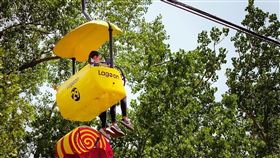 男懸空掛15公尺高！神情淡定仍墜地不治　驚悚畫面曝光（圖／翻攝自Lagoon Amusement Park臉書）