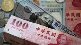 新台幣午盤升2.9角  暫收28.16元新台幣漲勢兇猛，台北外匯市場新台幣兌美元15日中午暫收28.16元，升2.9角，成交金額7.86億美元。中央社記者裴禛攝  109年12月15日
