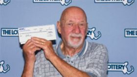 ▲阿伯淡定的領1500萬美元支票。（圖／翻攝自美國麻州彩券中心推特）