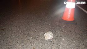 桃園市聯結車掉落石塊害死1名機車女騎士。（圖／翻攝畫面）