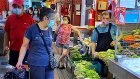 豪雨影響菜價　北市府啟動調節供應機制（2）台北市市場處表示，近日西南氣流帶來連日豪雨，重創中南部產區，8日蔬果均量減價揚，已要求北農公司啟動購貯蔬菜調節供應緩和價格波動計畫。圖為民眾前往內湖傳統市場採買。中央社記者王飛華攝  110年8月8日