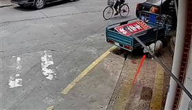 廣東婦人偷走狗的鐵碗（圖／翻攝自星視頻）