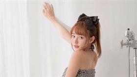 林襄對著鏡頭開腿，展現帥氣又性感的一面。（圖／翻攝自林襄IG）