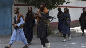 塔利班在喀布爾街上巡邏。（圖／美聯社／達志影像）
