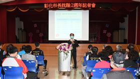 彰化市長林世賢就職2週年彰化市長林世賢（後中）25日舉行就職2週年記者會，指出2年來施政4大突破，並表示將彰化火車站周邊土地打造為兼具商業行政中心與鐵道文化觀光的「大車站計畫」，會是彰化市脫胎換骨的重大發展契機。（彰化市公所提供）中央社記者蕭博陽彰化縣傳真  109年12月25日