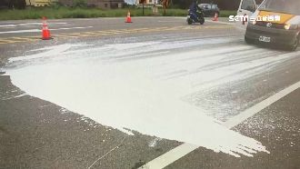 小貨車轉彎「掉漆」　3騎士滑倒摔車