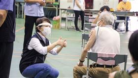 ▲盧市長視察進德國小疫苗接種站。（圖／台中市政府新聞局提供）