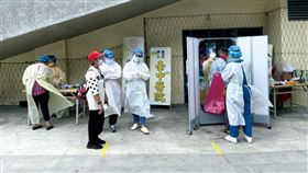 ▲市府與台中醫院合作為街友進行免費篩檢。（圖／台中市政府社會局提供）