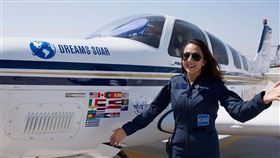 19歲少女飛行員羅瑟福德18日升空，展開她環繞世界的空中旅行。（圖／翻攝自instagram.com/fly.zolo）
