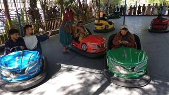 塔利班持槍嗨玩碰碰車　健身房隨意用