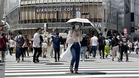 日本東京JR澀谷站前日本氣象廳19日宣布全國結束梅雨季，呼籲要嚴防高氣壓帶來的酷暑，多地出現攝氏35度以上高溫。圖為東京都JR澀谷車站前。中央社記者楊明珠東京攝 110年7月19日