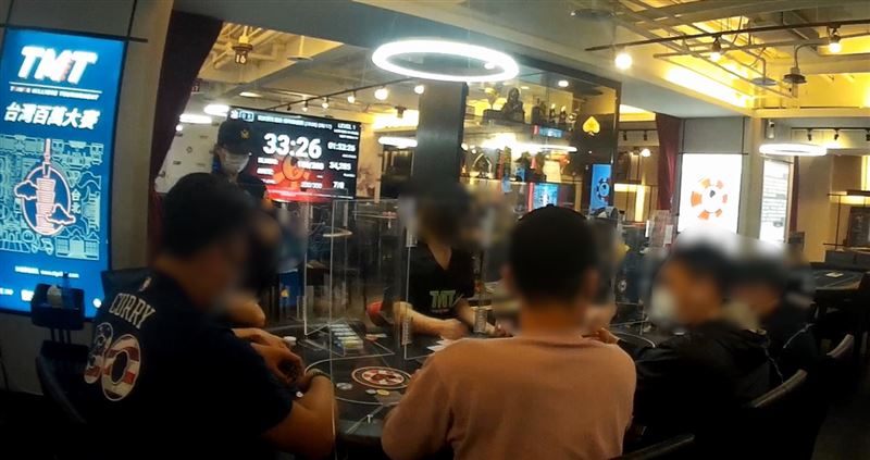 直擊35人群聚打牌　松山警當場抓包