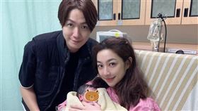 39歲男星黃少谷開心宣布兒子「阿mo」出生。臉書