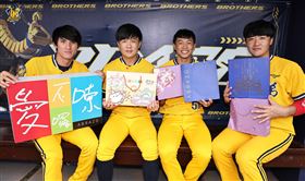 中信兄弟球星宣傳唐氏基金會中秋禮盒。（圖／中信兄弟提供）